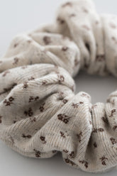 Close-up of maple oat floral scrunchie in soft ribbed fabric – Avauma